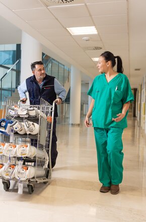Technicien Air Liquide avec une professionnelle de santé dans un hôpital